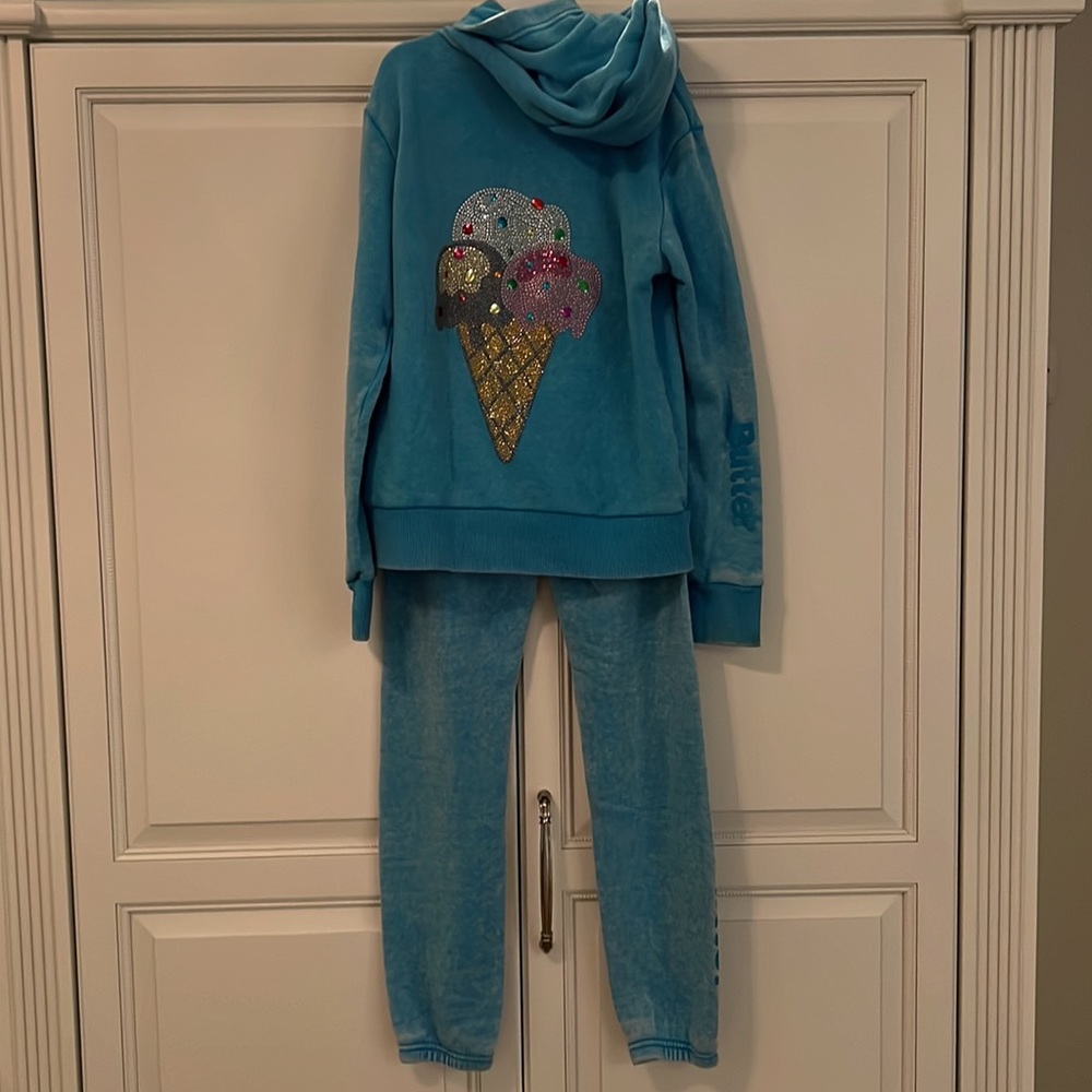Butter zip up hoodie and matching sweatpants size 8/10 (M)